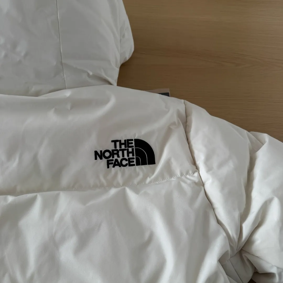 Photographed at home, please do not pass it off as a stolen photo! Style number: Y 68-𝐓𝐡𝐞 𝐍𝐨𝐫𝐭𝐡 𝐅𝐚𝐜𝐞 /F 22 North Face long down jacket Shin Min Ah Same Style ❶Fabric: Made of 100% polyester fiber, dry to the touch, water-repellent fabric. ❷Filling: It is also filled with 80% goose down, and the fluffy and warm effect is very good. ❸Embroidery: Using imported Tajima Embroidery Ten Thousand Needle Embroidery, using imported No. 7 needles and Japanese Queen Embroidery Thread to ensure that each word is full of work and has a clear three-dimensional sense. ❹The zipper is customized by Yoshida YKK original factory, with clear engraving and perfect and smooth texture. Size: XS S M L XL XXL Color: Black White